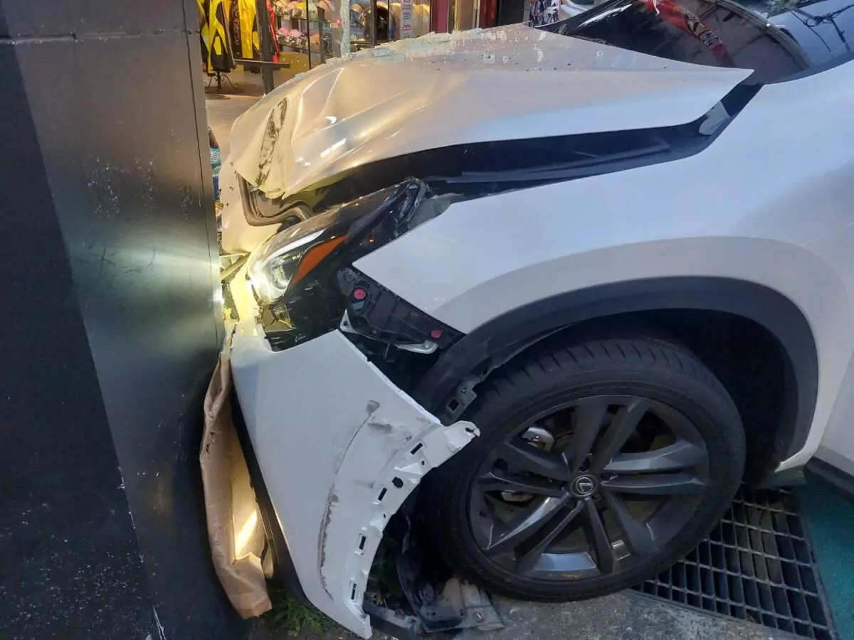 【有片】桃園女毒駕連環撞!失控衝撞店家 車內搜出喪屍菸彈 2583660 0