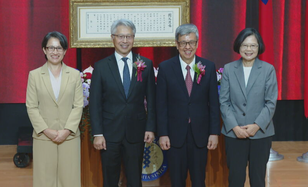 陳建仁接中研院長合照上演「C位互讓」 蔡英文神提議全場笑了 陳建仁接中研院長合照上演「C位互讓」 蔡英文神提議全場笑了