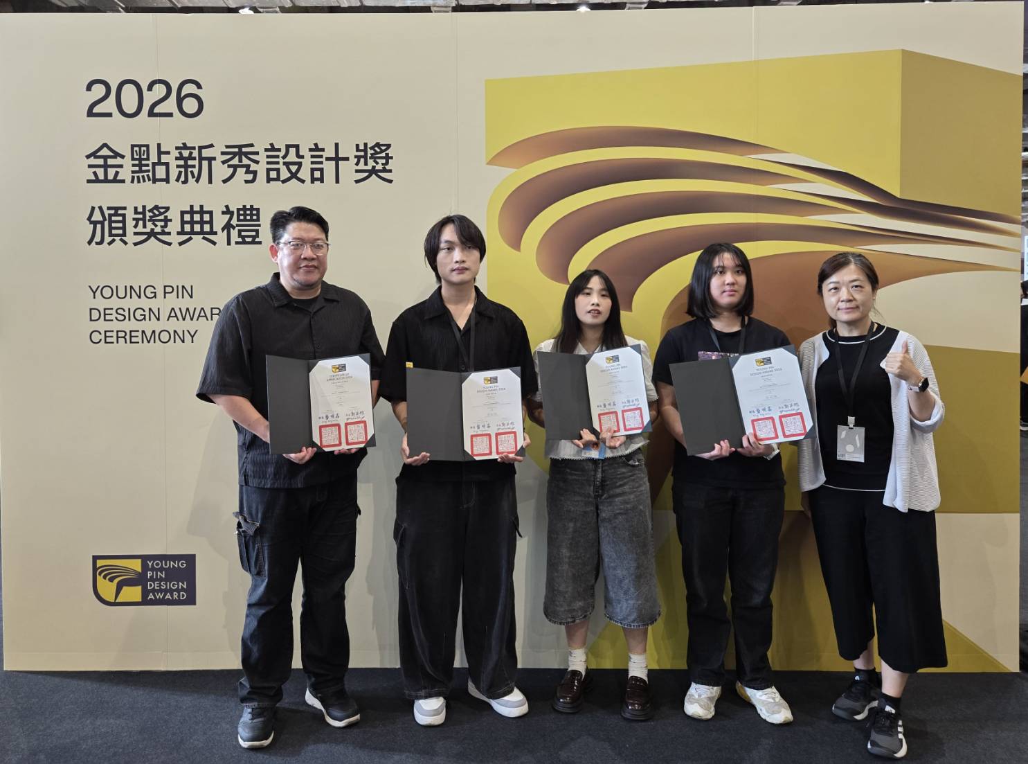 龍華科大文創系畢展2地登場 3作品獲金點新秀設計獎肯定 3 4