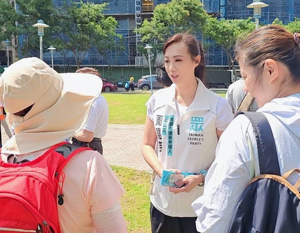 網友抓包選舉小物「覆蓋黃國昌」 周曉芸:避免浪費 網友抓包選舉小物「覆蓋黃國昌」 周曉芸:避免浪費