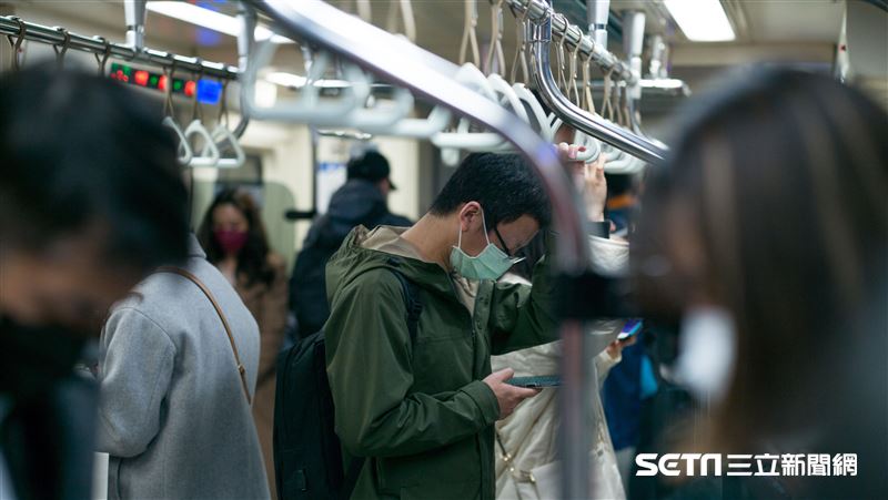 台灣人搭捷運遇長輩 1默契舉動掀網共鳴 台灣人搭捷運遇長輩 1默契舉動掀網共鳴