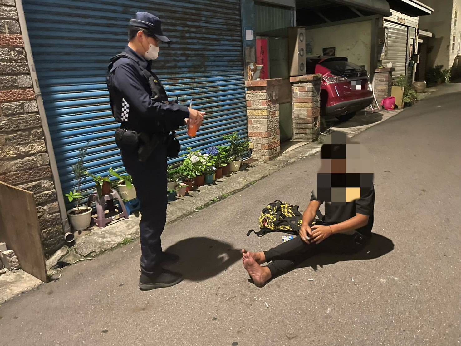 喝茫了!大園男凌晨醉坐車道 暖警協助安置 455442 0