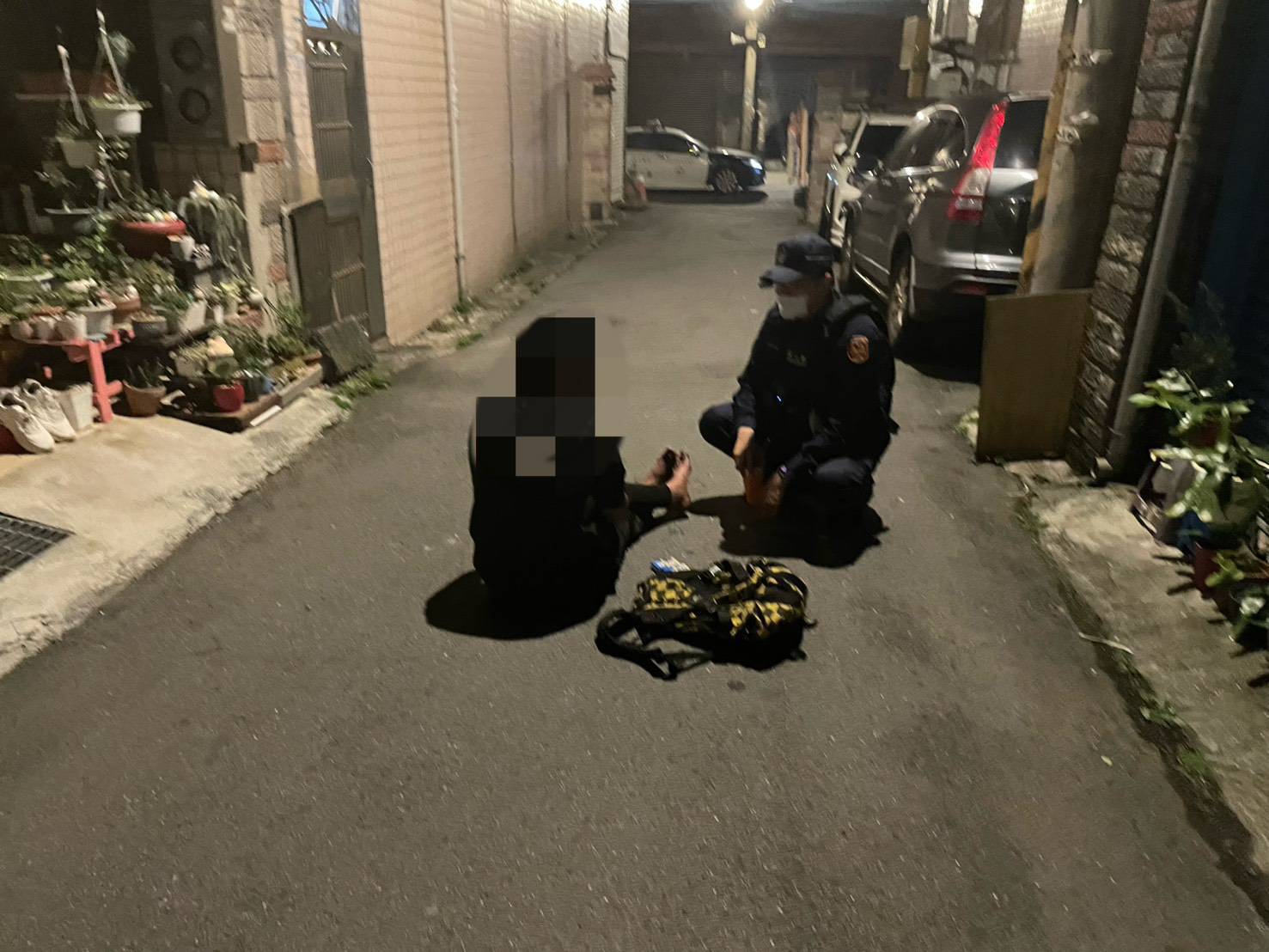 喝茫了!大園男凌晨醉坐車道 暖警協助安置 455443 0