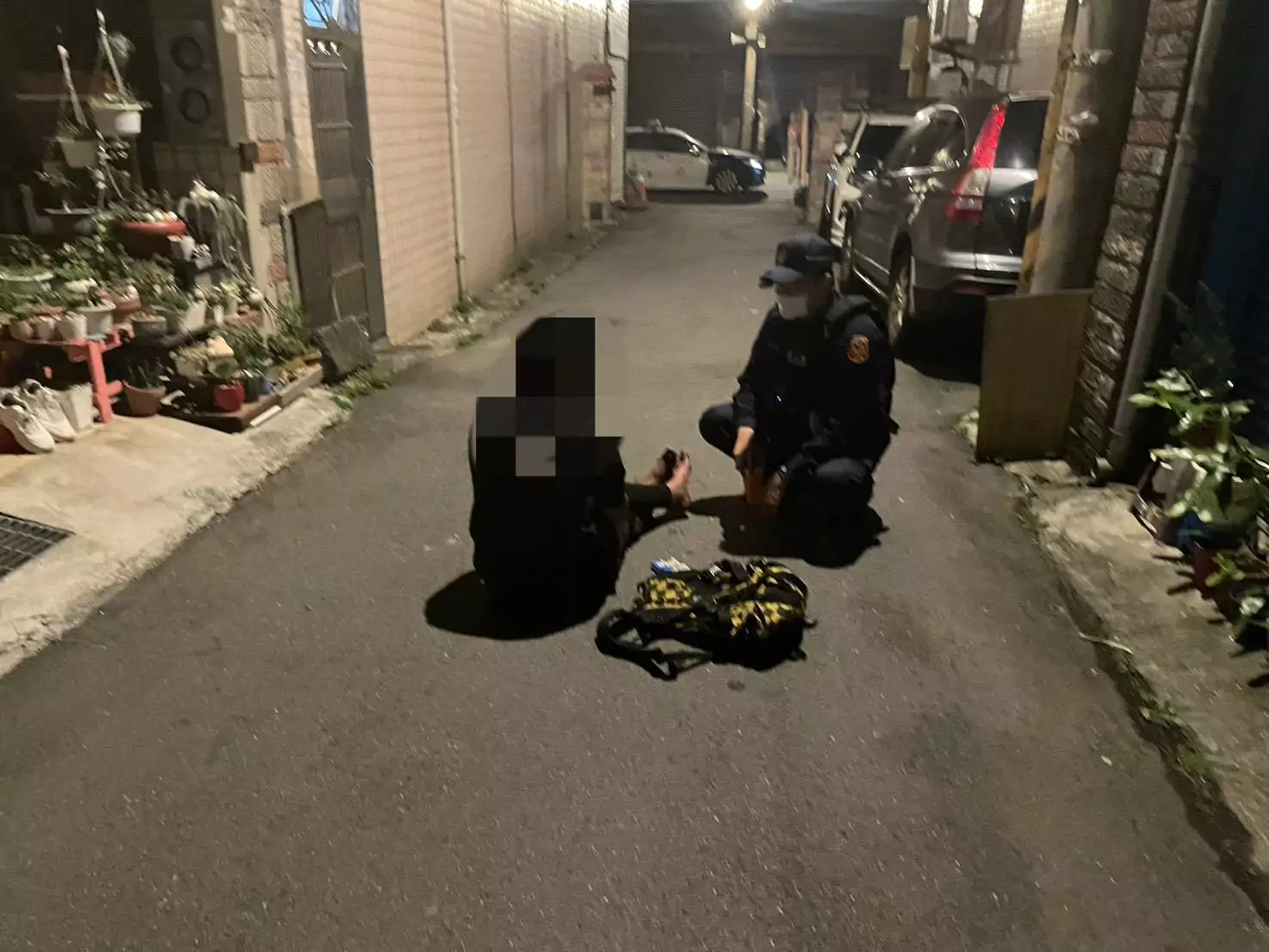 喝茫了!大園男凌晨醉坐車道 暖警協助安置 喝茫了!大園男凌晨醉坐車道 暖警協助安置