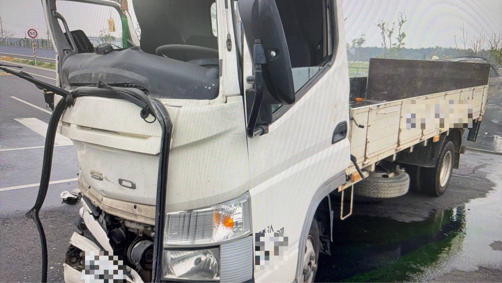 大園新台15線驚傳火燒車 自小客與小貨車碰撞後起火 455682 0