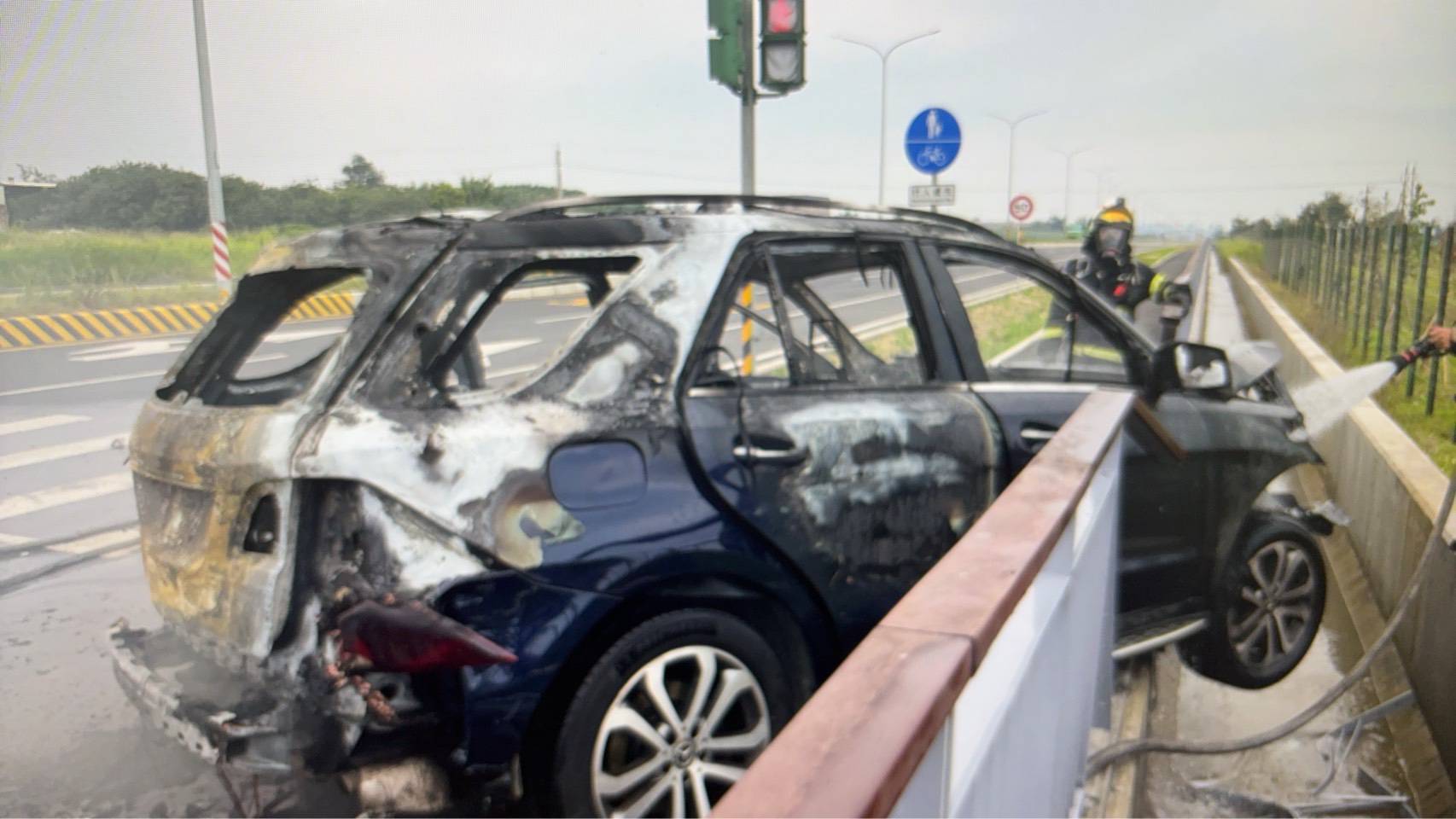 大園新台15線驚傳火燒車 自小客與小貨車碰撞後起火 455685 0