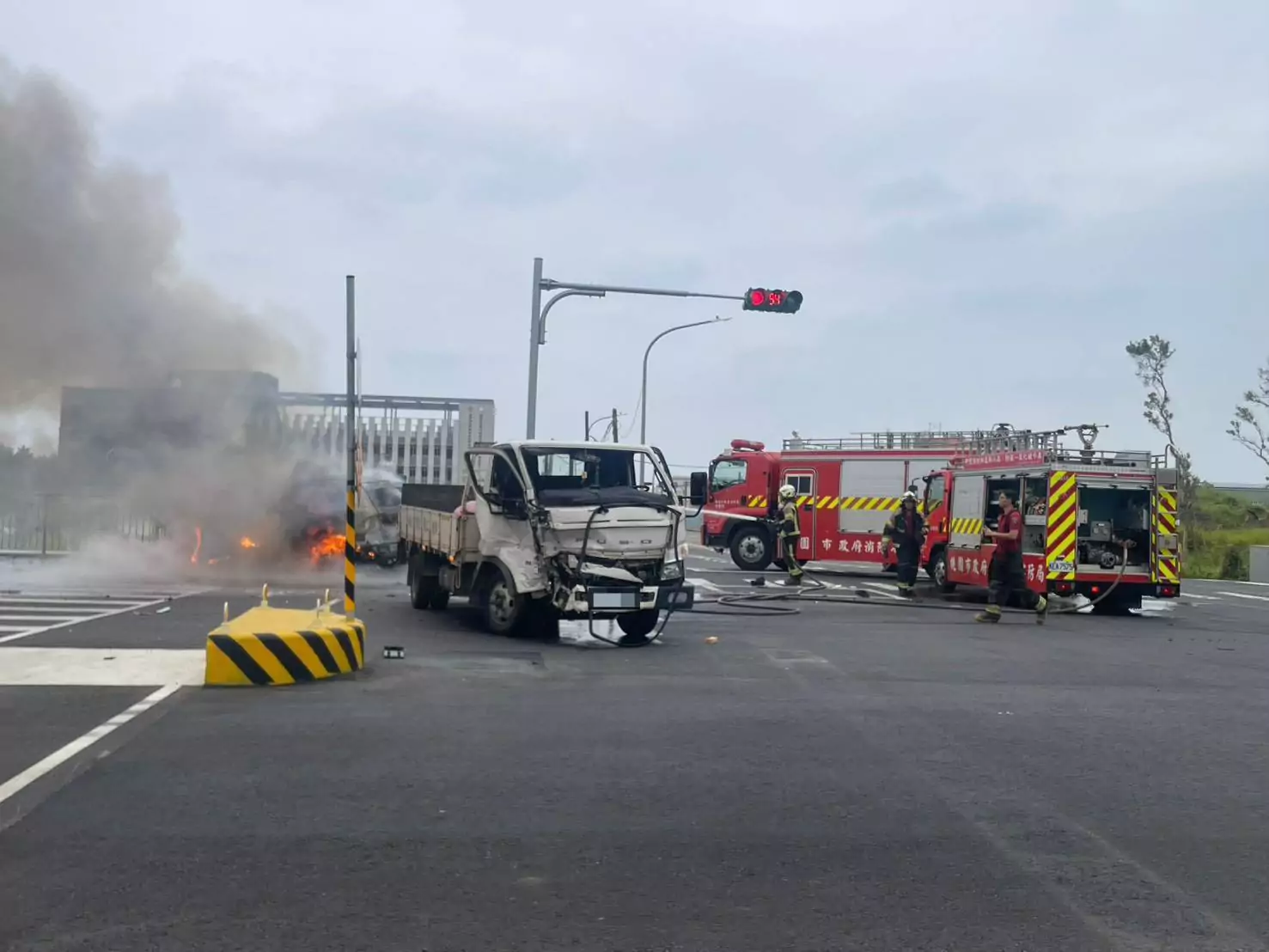 大園新台15線驚傳火燒車 自小客與小貨車碰撞後起火 大園新台15線驚傳火燒車 自小客與小貨車碰撞後起火