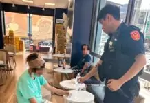 天熱引不適!桃園女癱坐電信門市猛按胸口 大園警消急救援 天熱引不適!桃園女癱坐電信門市猛按胸口 大園警消急救援