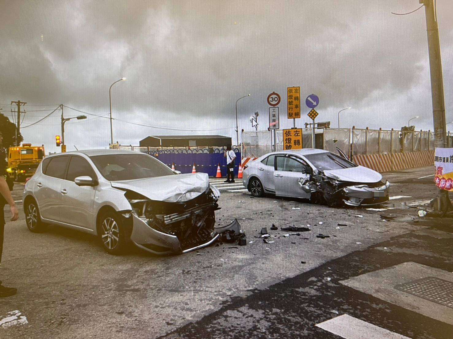 【有片】觀音婦駕車闖紅燈釀禍!對撞轎車頭零件散落一地 【有片】觀音婦駕車闖紅燈釀禍!對撞轎車頭零件散落一地