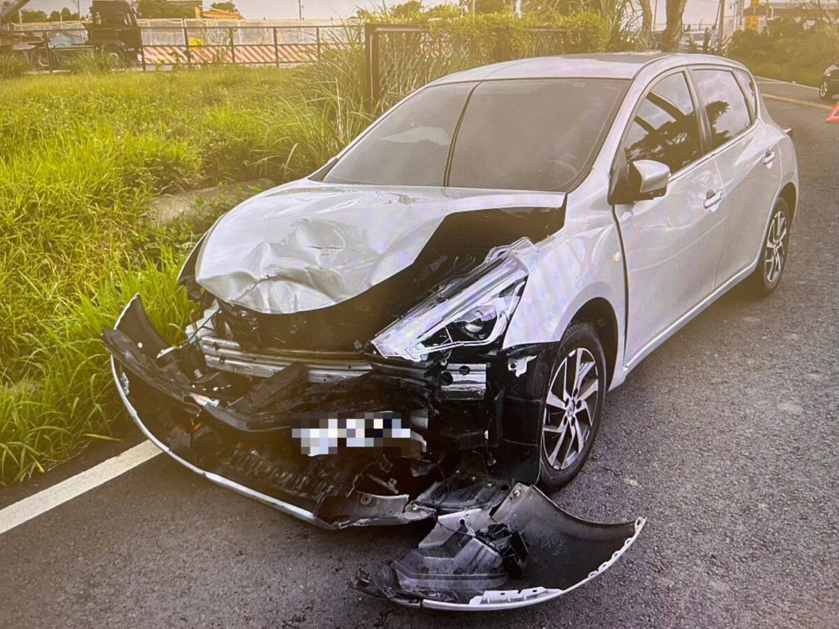 【有片】觀音婦駕車闖紅燈釀禍!對撞轎車頭零件散落一地 460024 0