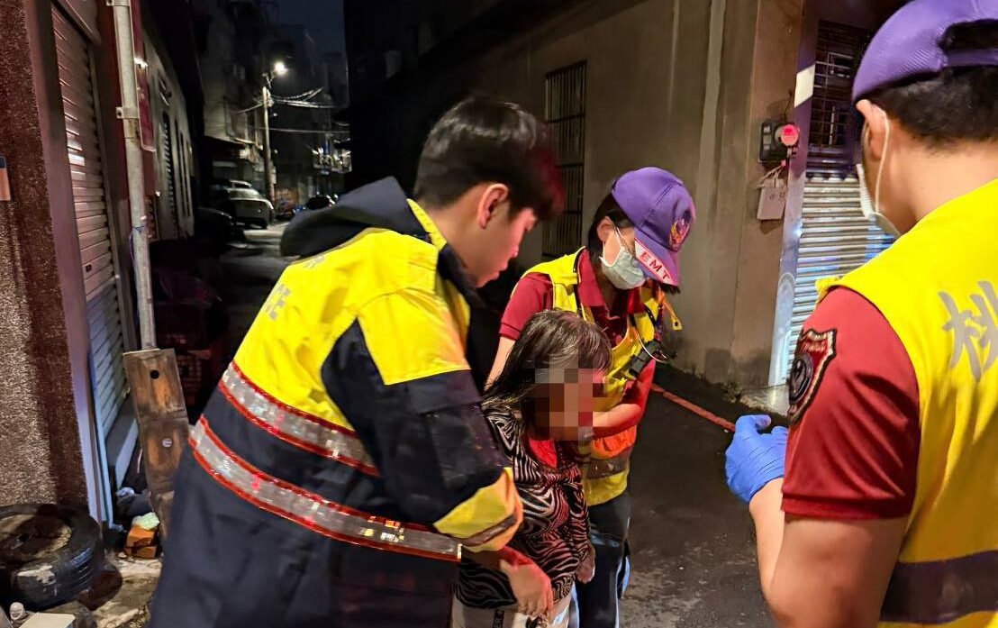 大園婦深夜外出滑倒坐路旁 警消及時伸援助返家
