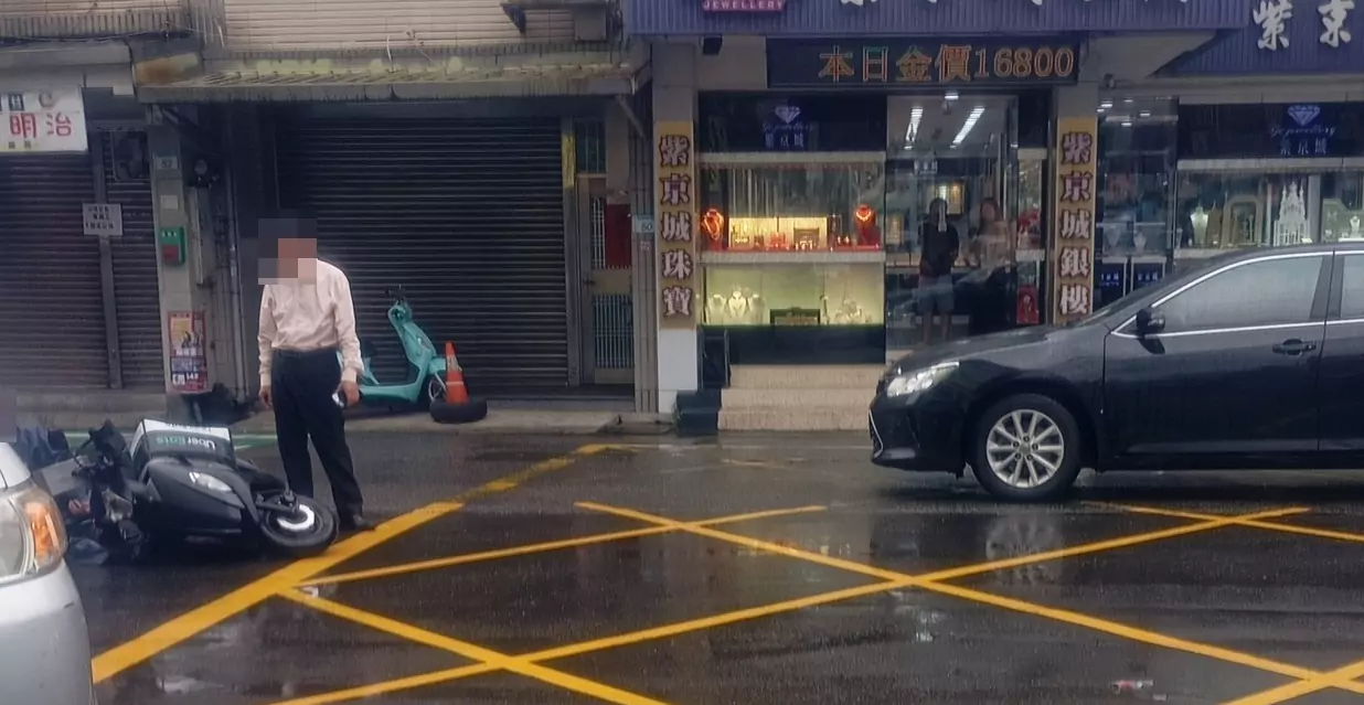 餐點正在路上?大園左轉機車與汽車碰撞 女外送員遭擊落 餐點正在路上?大園左轉機車與汽車碰撞 女外送員遭擊落