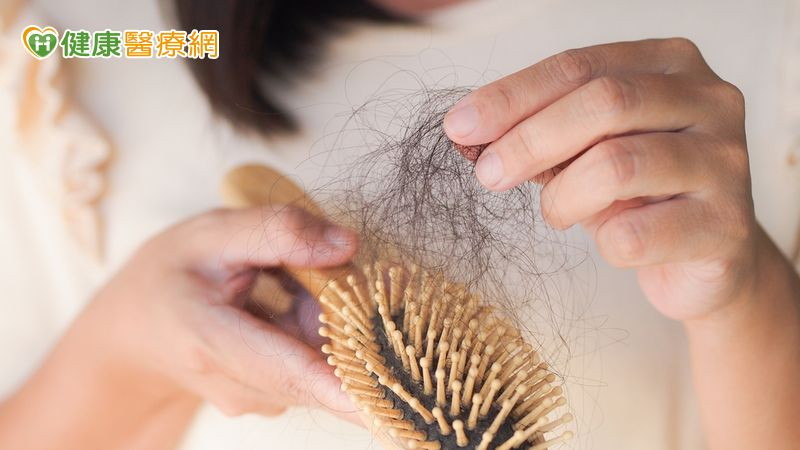 梳頭驚見滿地掉髮?醫教你辨別異常落髮與治療重點 梳頭驚見滿地掉髮?醫教你辨別異常落髮與治療重點