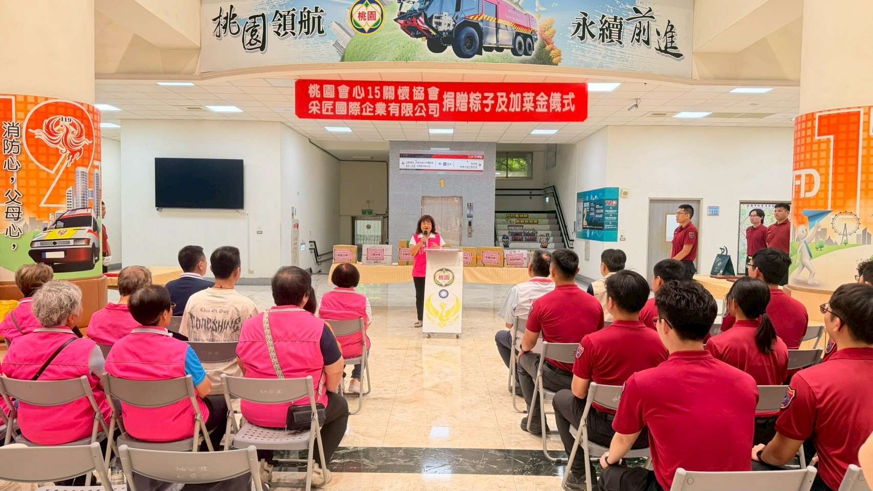 桃園消防分隊端午連假堅守崗位 民間贈愛心粽、加菜金 5g45f4W 3