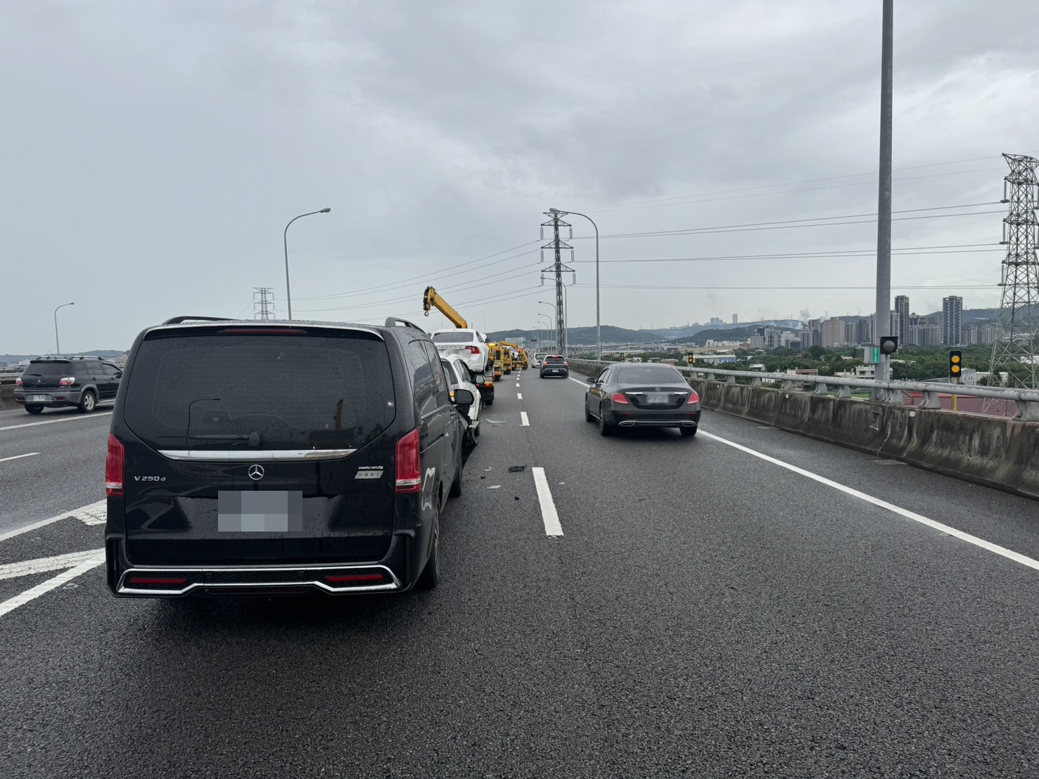 恍神釀禍?國1五楊高架桃園路段6車連環撞 女乘客受傷送醫 649789