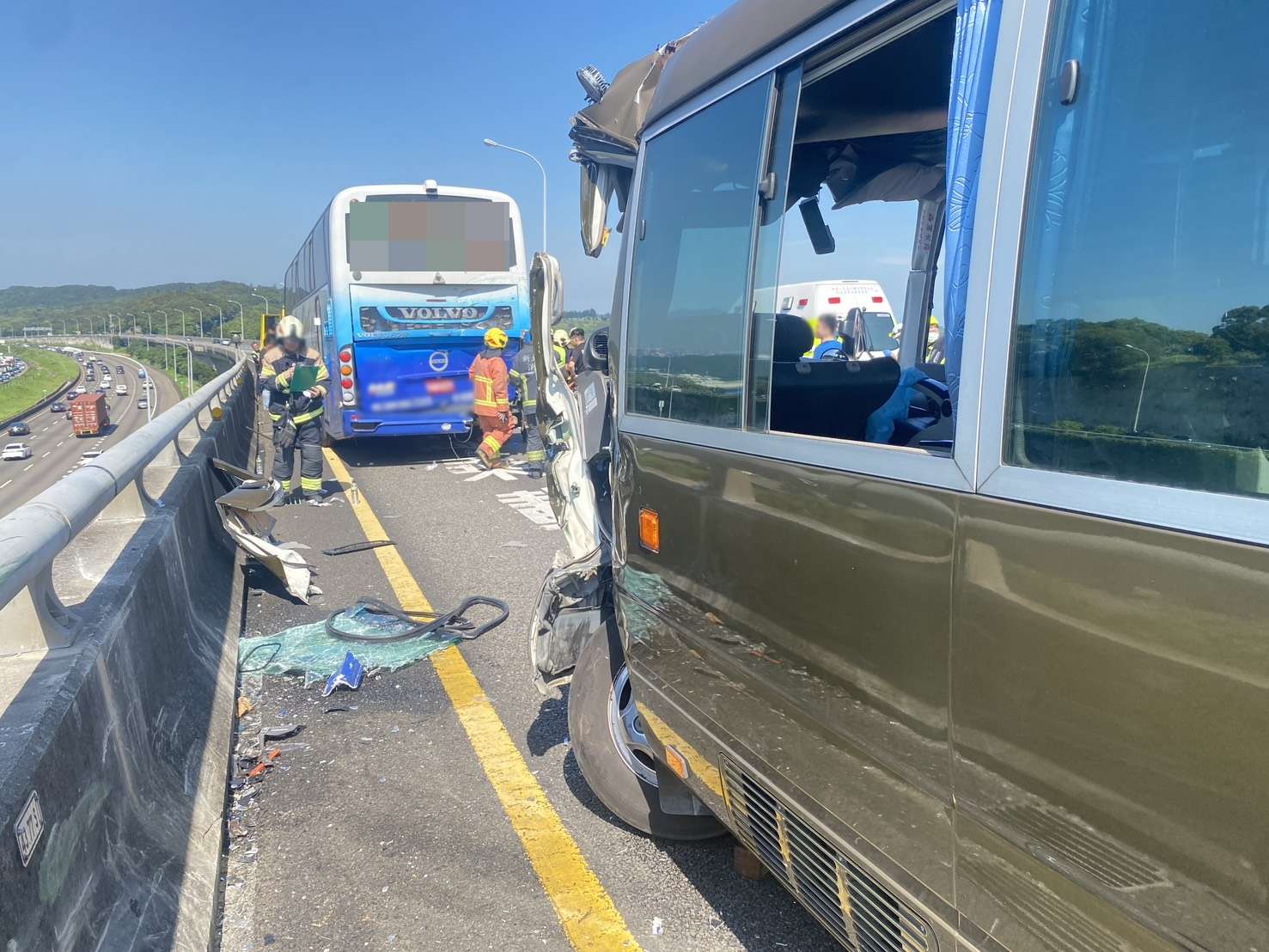 國1五楊高架軍巴猛撞遊覽車9人送醫 小客車見狀急煞也被撞 652798 0