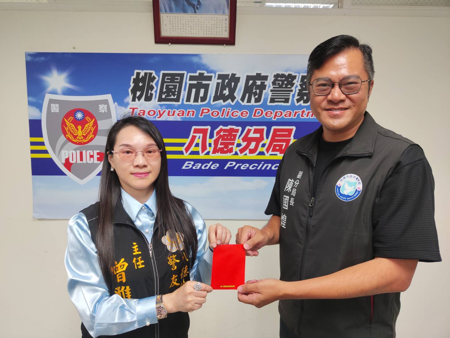 八德警友辦事處慰問基層警員 贈禮券、肉粽禮盒 707180 0