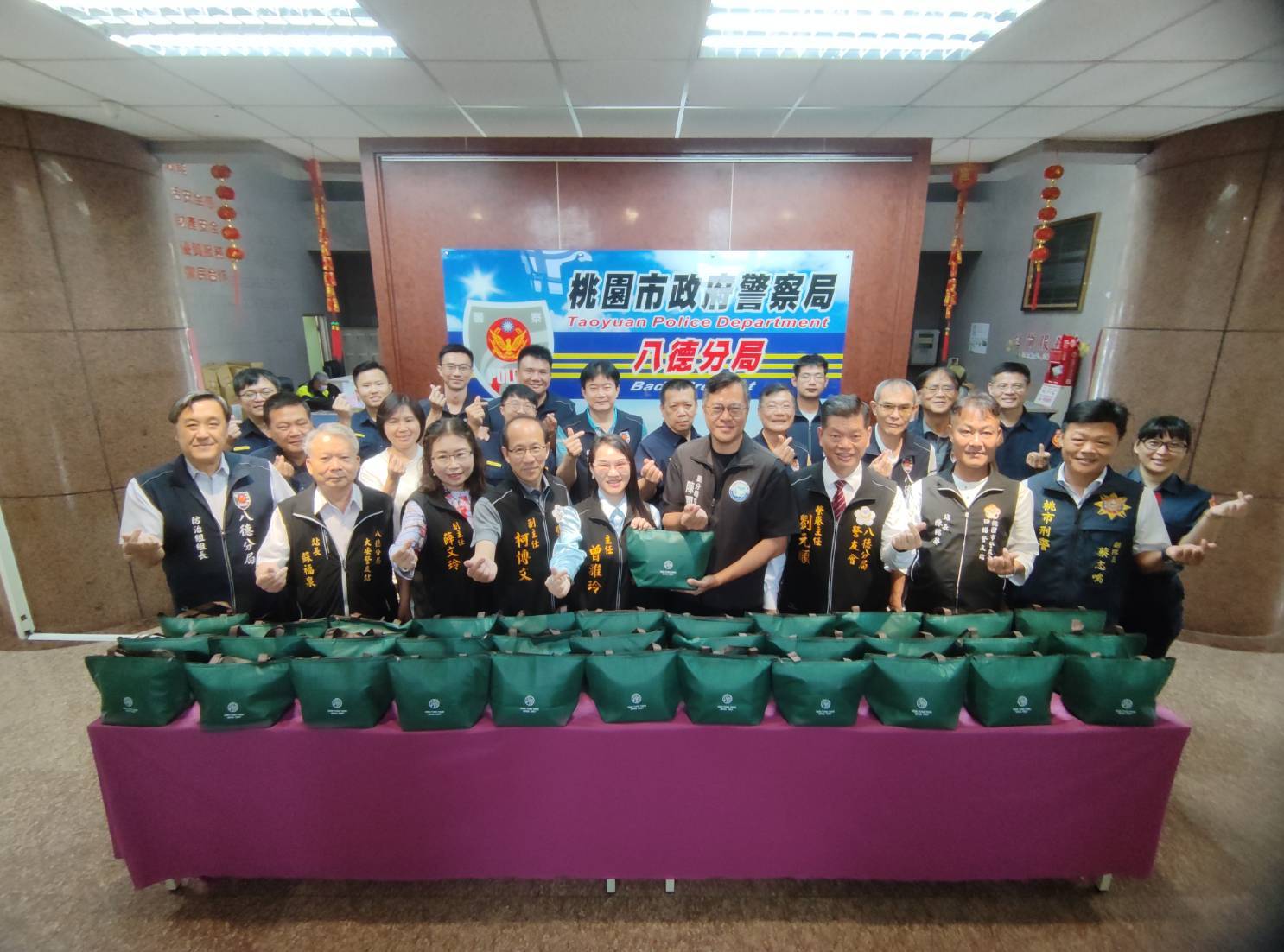 八德警友辦事處慰問基層警員 贈禮券、肉粽禮盒 八德警友辦事處慰問基層警員 贈禮券、肉粽禮盒