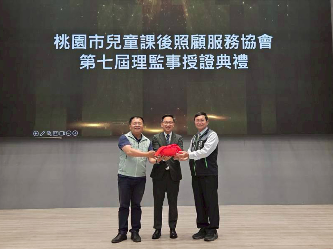 桃市兒童課後照服協會新理監事授證上任 捐23萬愛心助學金公益延續13年