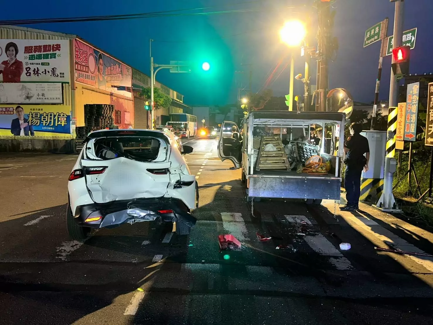 【有片】又是毒駕!八德小貨車馬路直直撞 2小客車等紅燈遭殃 713312 0