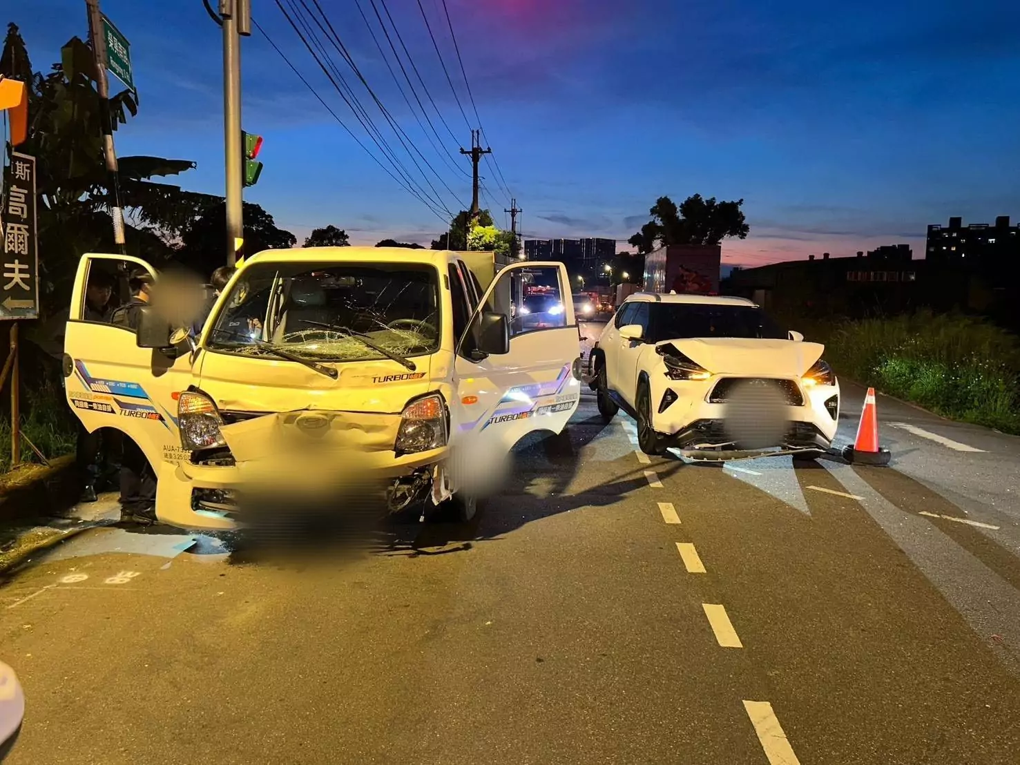 【有片】又是毒駕!八德小貨車馬路直直撞 2小客車等紅燈遭殃 713313 0
