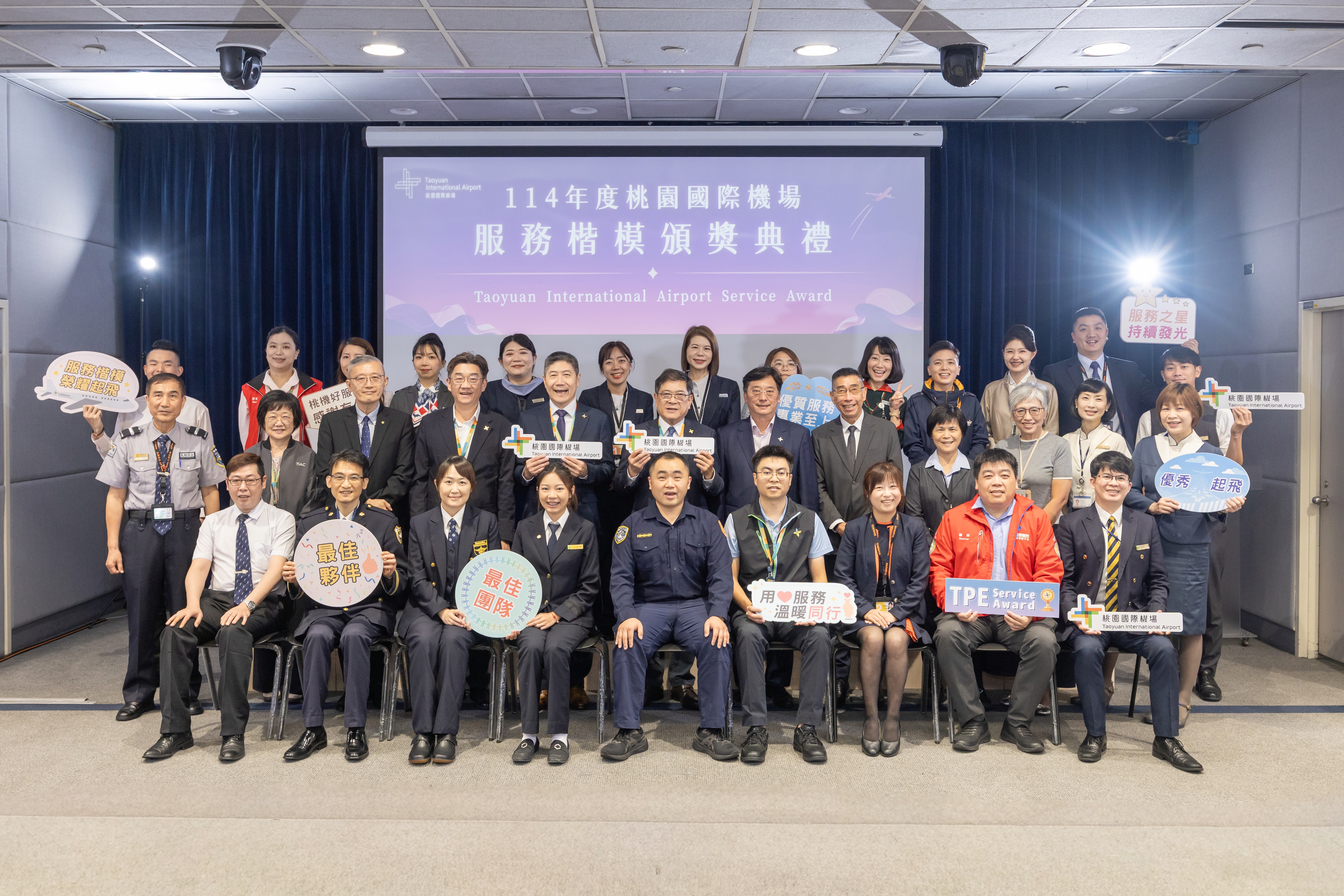 從行李系統維運到協助旅客 桃機表揚26位服務楷模 詮釋最暖心的國門精神