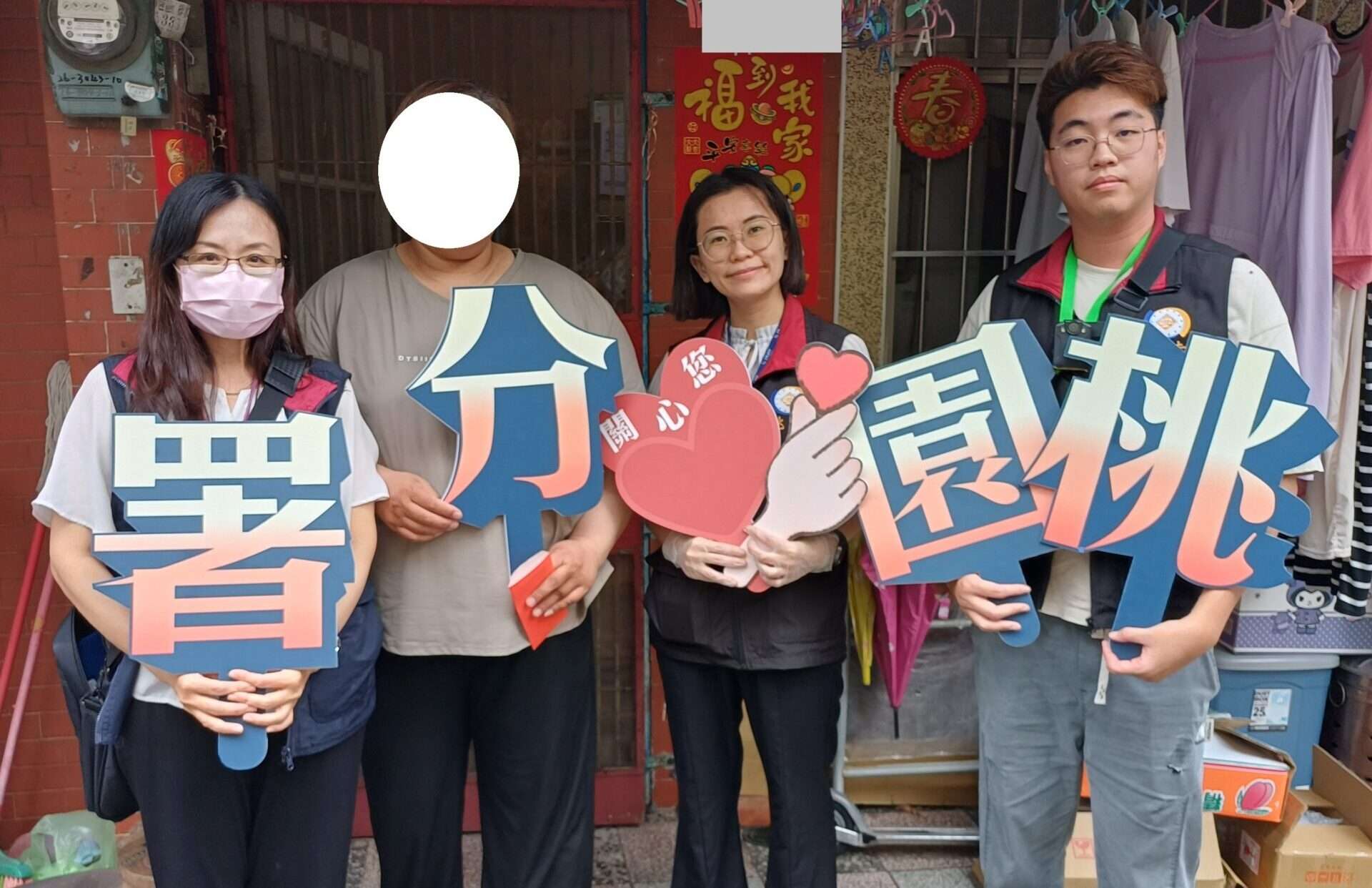 身障單親媽月收萬元生活壓力大 桃園分署贈慰問金助度難關