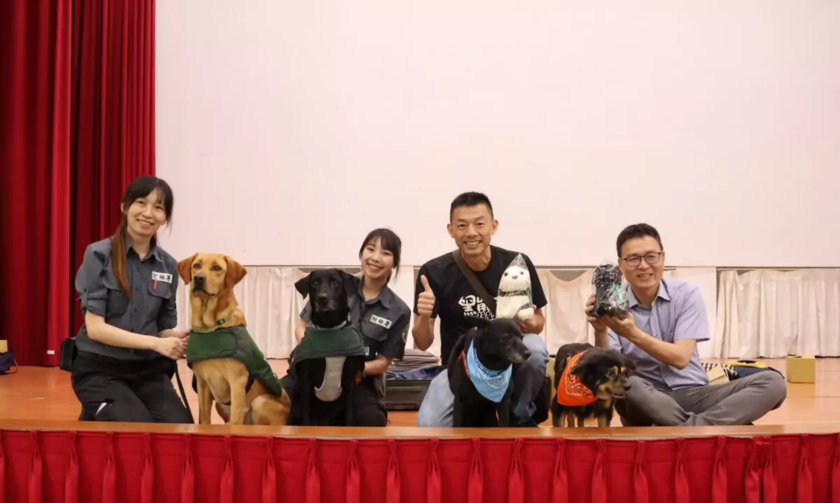 國門護衛犬進校園!龍岡國小玩模擬行李查緝萌翻全場 776611 0