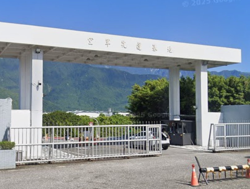 F-16起降訓練擦撞路燈波及民車 空軍司令部:將依規賠償 F-16起降訓練擦撞路燈波及民車 空軍司令部:將依規賠償