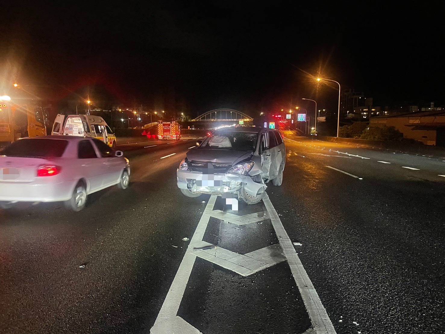 國道驚魂!國1楊梅段3車撞成一團 7人送醫 817472 0