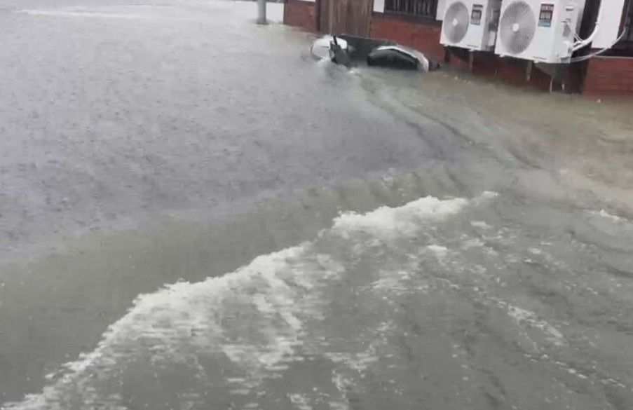 最強梅雨殺到 暴雨停班停課有望?2/士林區時雨量破50毫米 學生無奈自嘲「東吳水師」 最強梅雨殺到 暴雨停班停課有望?2/士林區時雨量破50毫米 學生無奈自嘲「東吳水師」