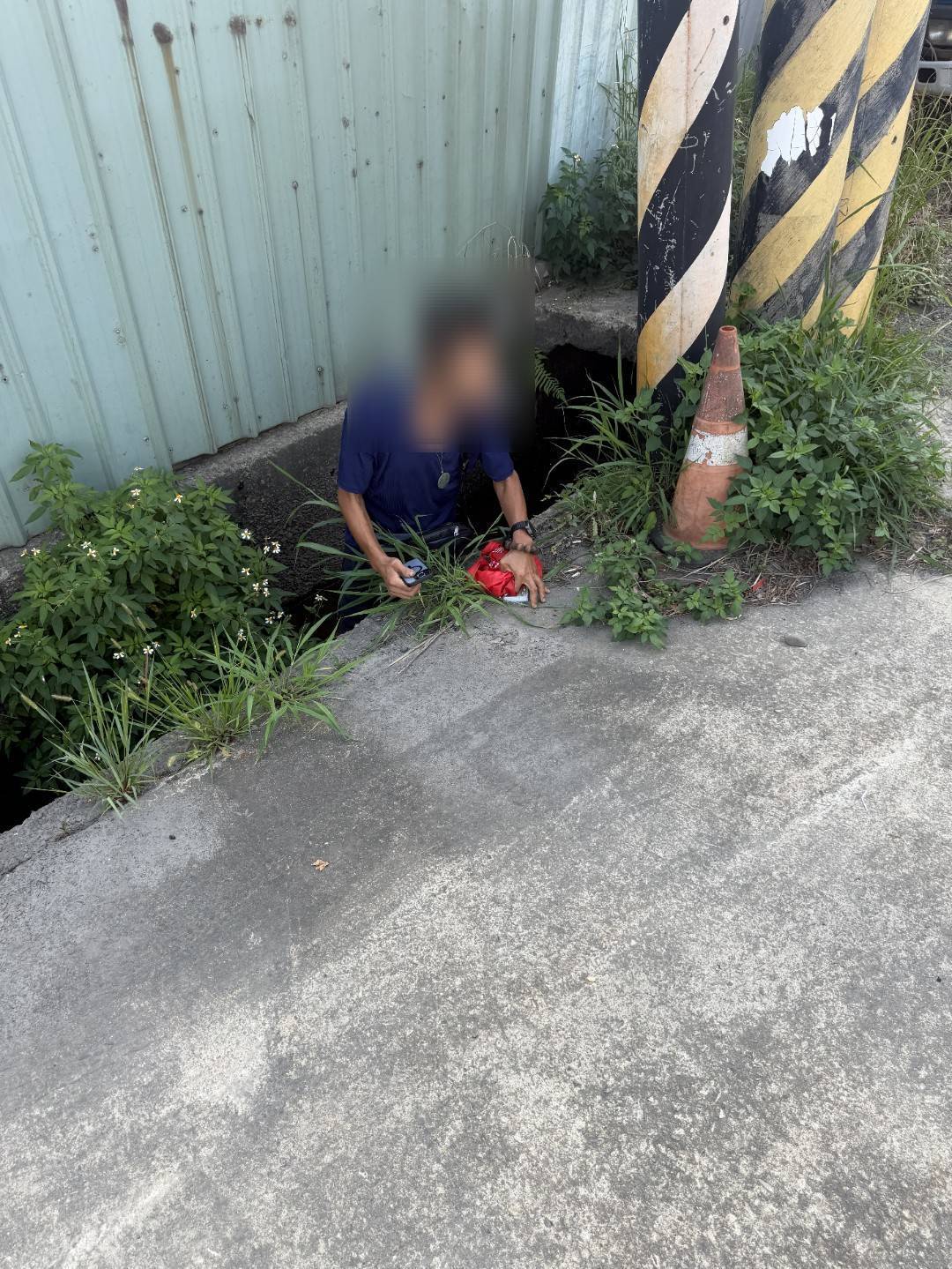 【有片】又是毒駕!男吸喪屍煙彈蛇行自撞 跳水溝仍狼狽落網 【有片】又是毒駕!男吸喪屍煙彈蛇行自撞 跳水溝仍狼狽落網