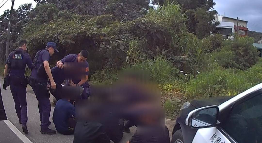 蘆竹廂型車走走停停露餡 警察緊貼車門包夾8名失聯移工 蘆竹廂型車走走停停露餡 警察緊貼車門包夾8名失聯移工