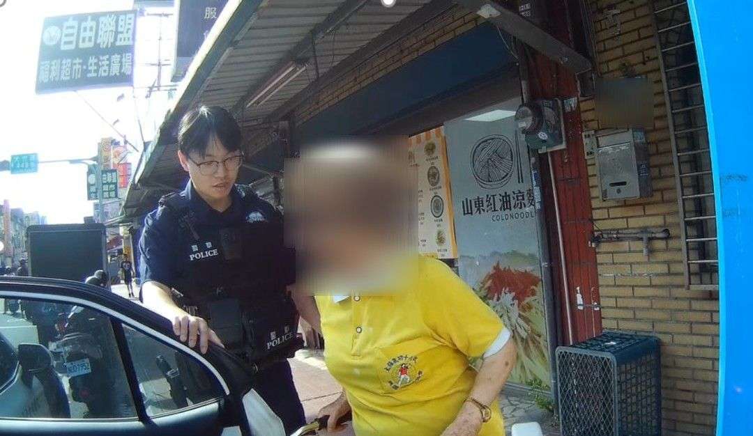 高齡婦頂烈日散步癱坐公車站 蘆竹警及時伸援送返家 840347