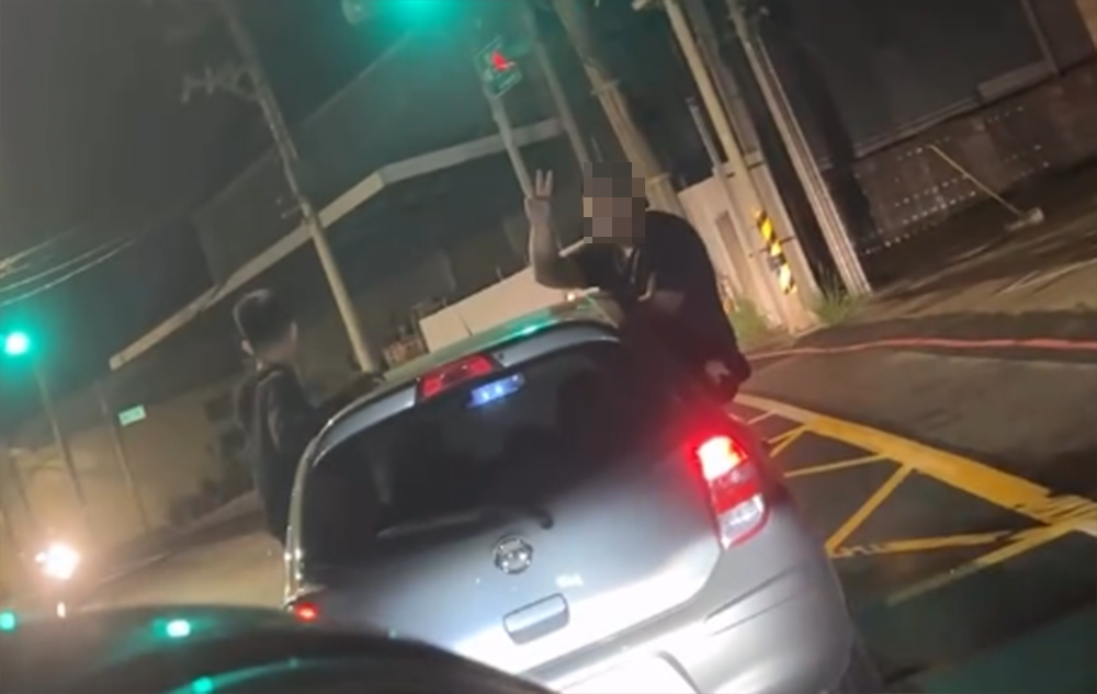 不要命?桃園蘆竹2男上半身探出車窗比「YA」 警調電眼追人 8748648