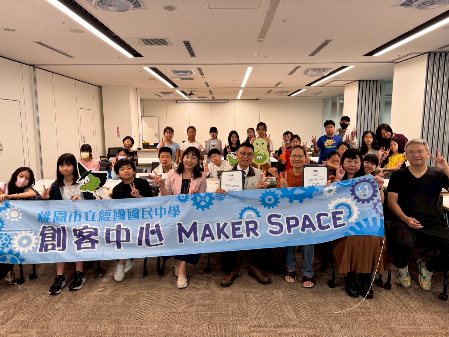 桃園市圖暑假舉辦AI創客教育與模型工藝營隊 從閱讀出發跨越虛實界線 87wg8