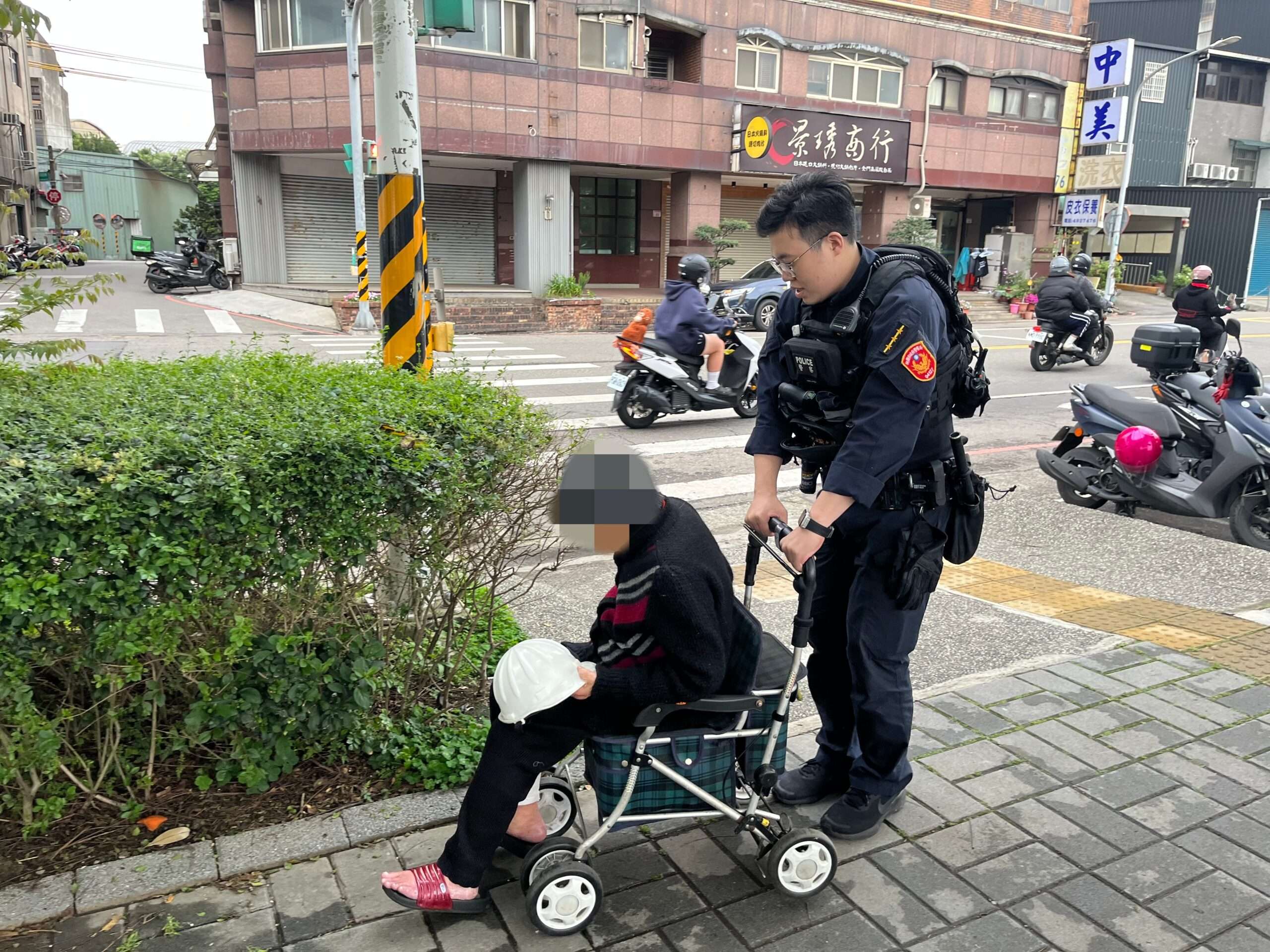 中壢失智嬤獨自坐輪椅溜出門 警靠1招查身分聯絡家屬 8fwwe 2 scaled