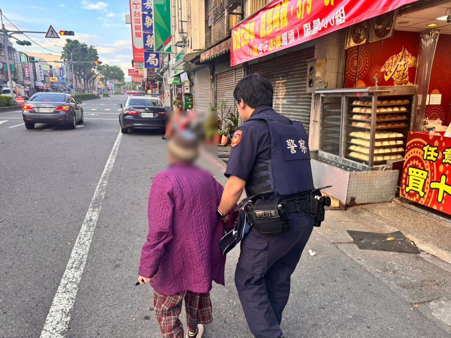 失智婦握遙控器超商徘徊找孫 平鎮警機靈「逛市場」找到她家 失智婦握遙控器超商徘徊找孫 平鎮警機靈「逛市場」找到她家