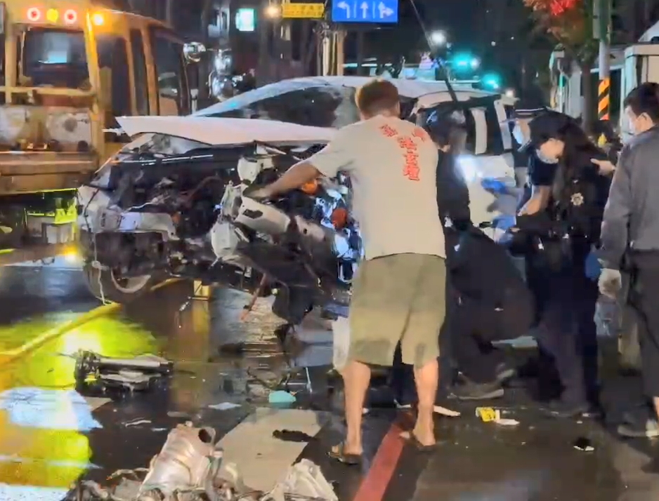 警匪追逐抓毒犯「自撞」 2無辜路人遭波及無生命跡象 警匪追逐抓毒犯「自撞」 2無辜路人遭波及無生命跡象