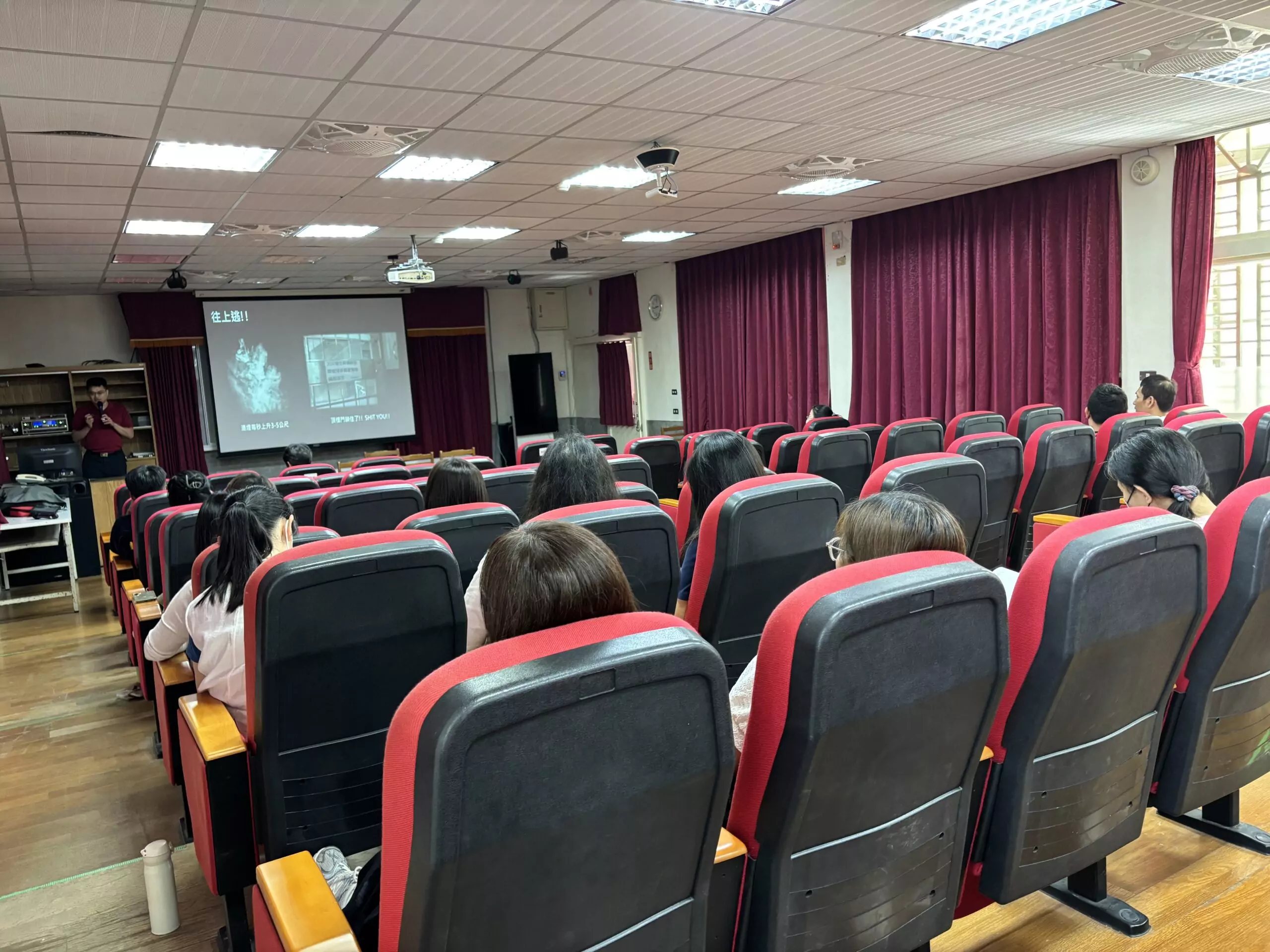 青埔消防研習講座傳授防災觀念 大崙國小教職員體驗油盤滅火 青埔消防研習講座傳授防災觀念 大崙國小教職員體驗油盤滅火