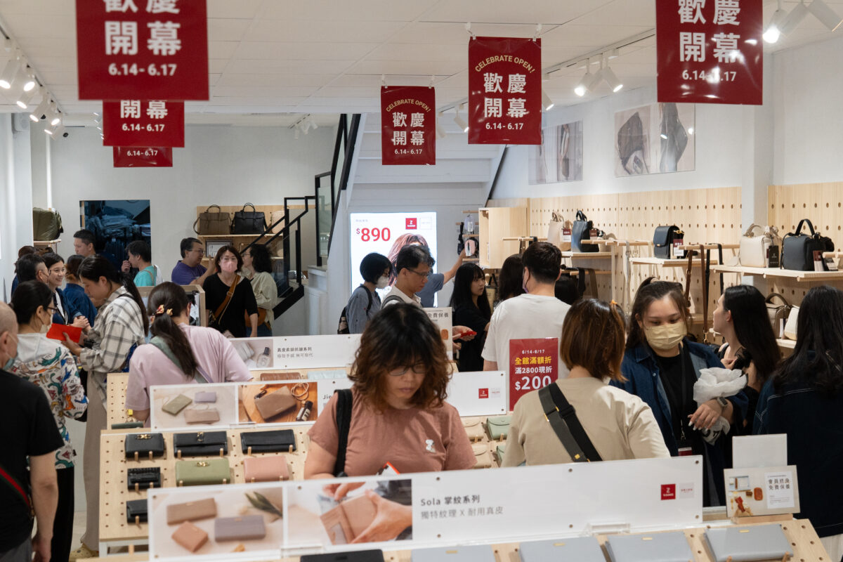 包包界的Uniqlo進駐板橋!「74ounce」打造新北最大皮件包包旗艦店 DSC05969