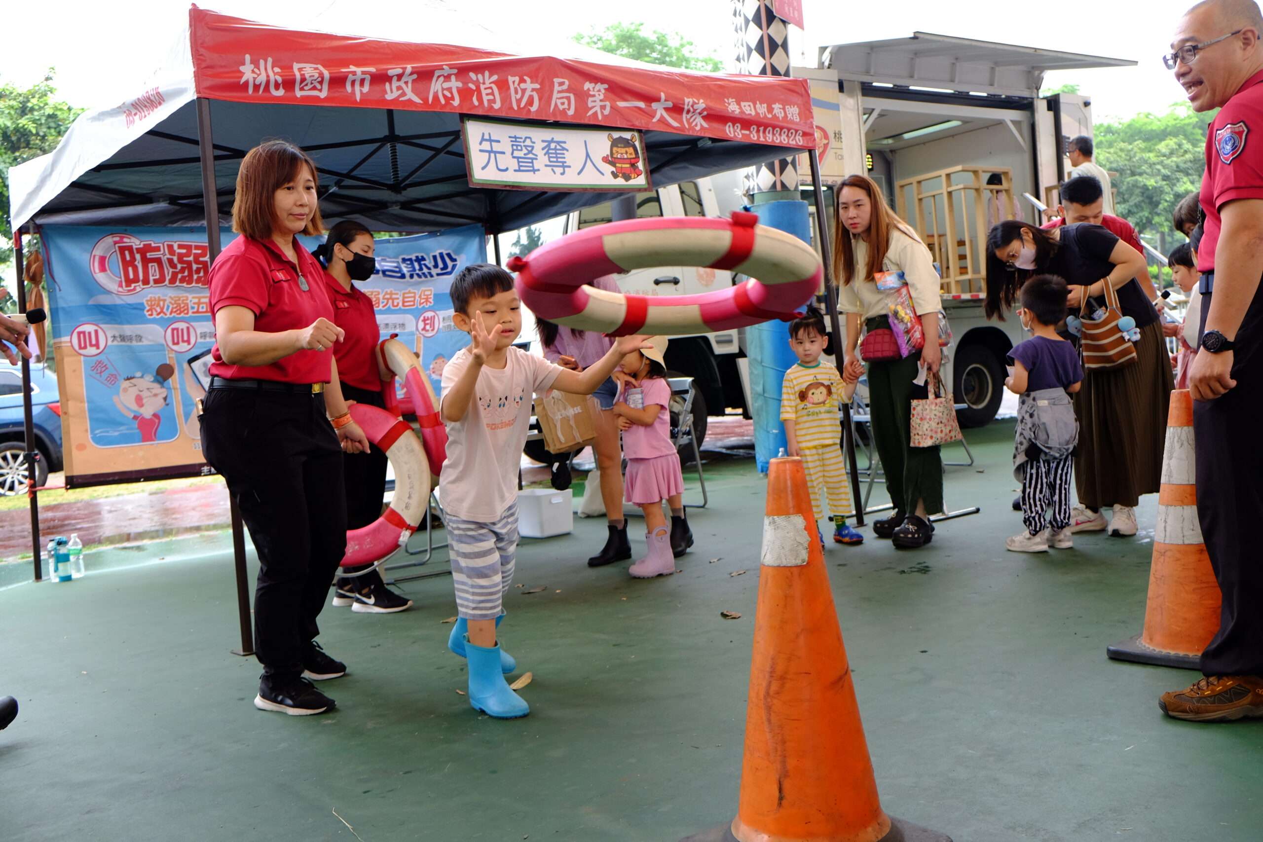 迴龍消防水域安全宣導結合闖關 民眾集章換扭蛋加深觀念 迴龍消防水域安全宣導結合闖關 民眾集章換扭蛋加深觀念