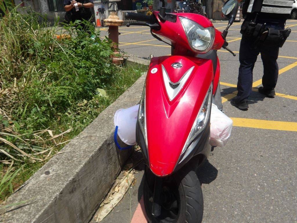 【有片】八德翁酒後騎車撞對向車還想跑 正義騎士氣炸狂追攔人 IMG 1052