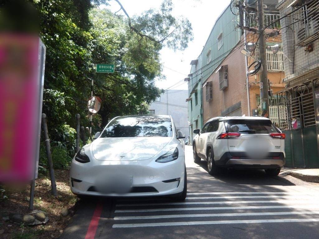 【有片】八德翁酒後騎車撞對向車還想跑 正義騎士氣炸狂追攔人 IMG 1054