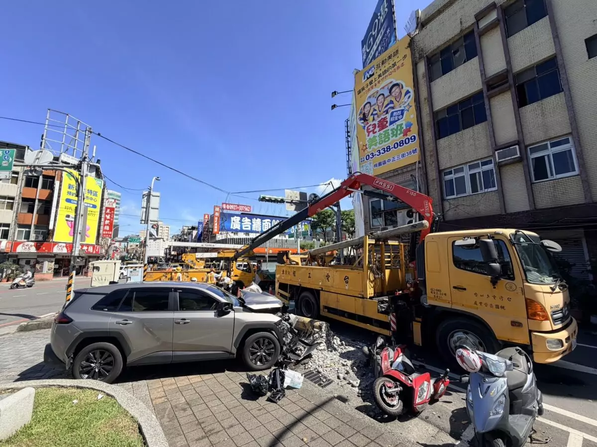 桃園永安路車禍!6旬翁身體不適失控猛撞電線桿 S 101122061