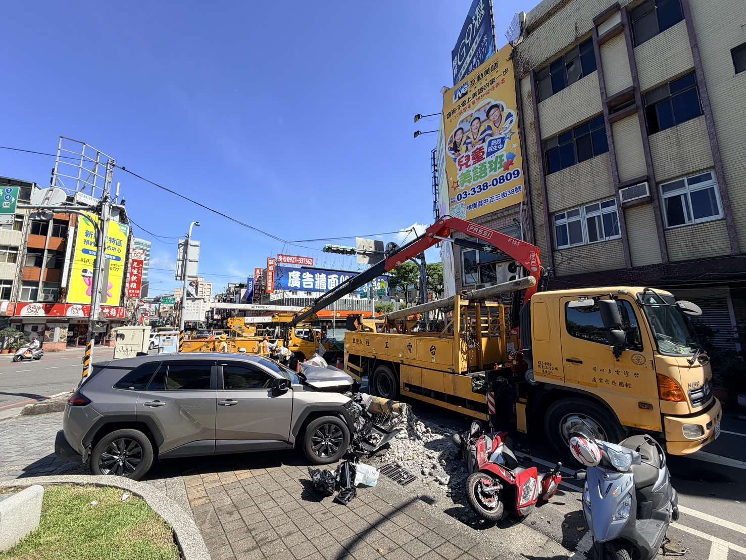 桃園永安路車禍!6旬翁身體不適失控猛撞電線桿 桃園永安路車禍!6旬翁身體不適失控猛撞電線桿