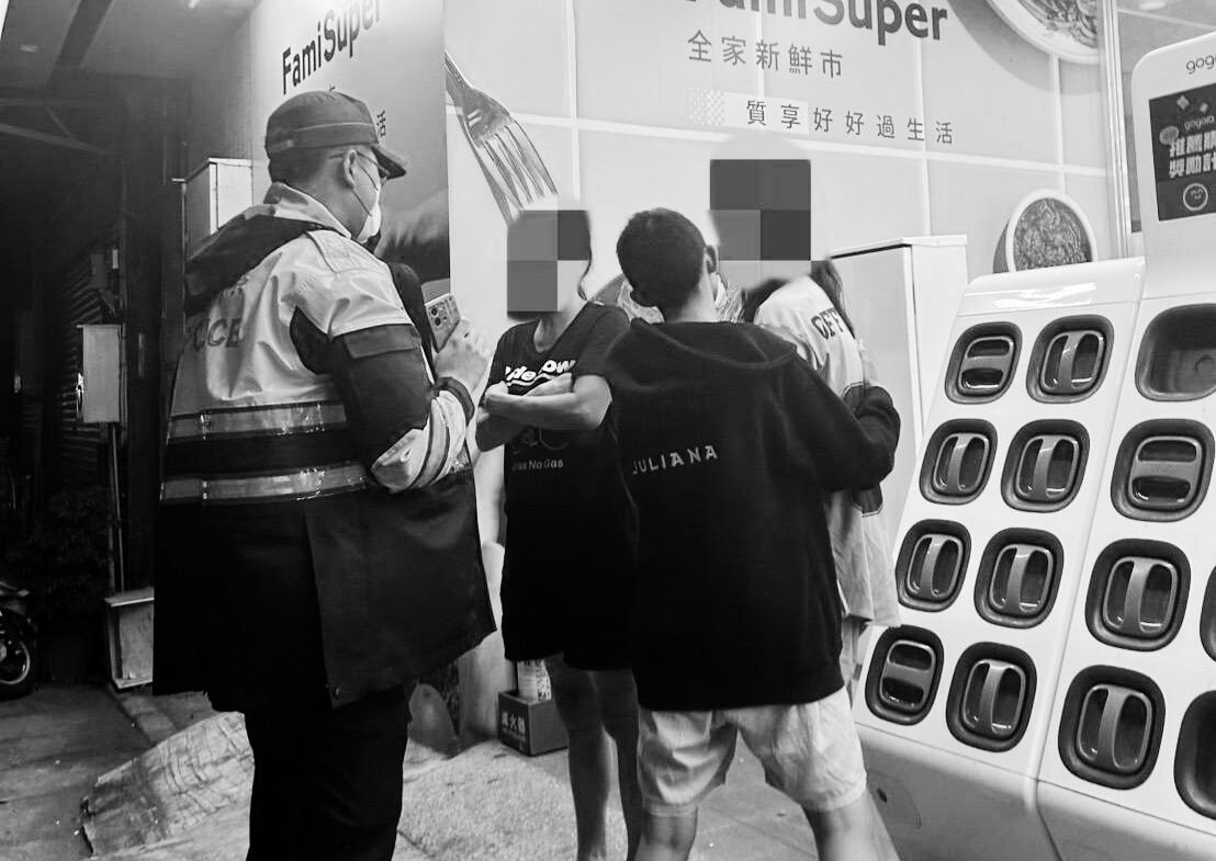 與母吵架離家投靠親友碰壁 大園警暖心助少女團圓