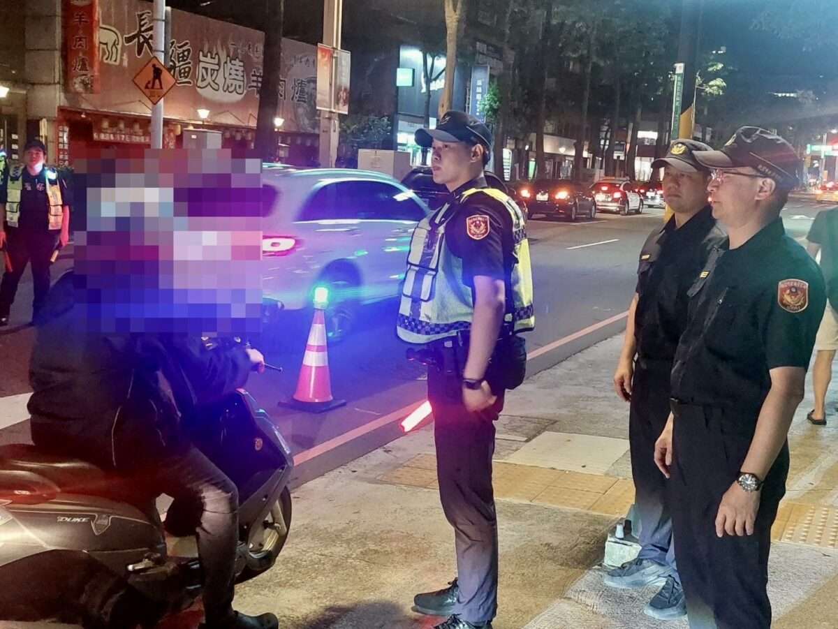 後車廂藏這物!男子違停神色慌張 警秒搜出2300支毒煙 S 117801010 0