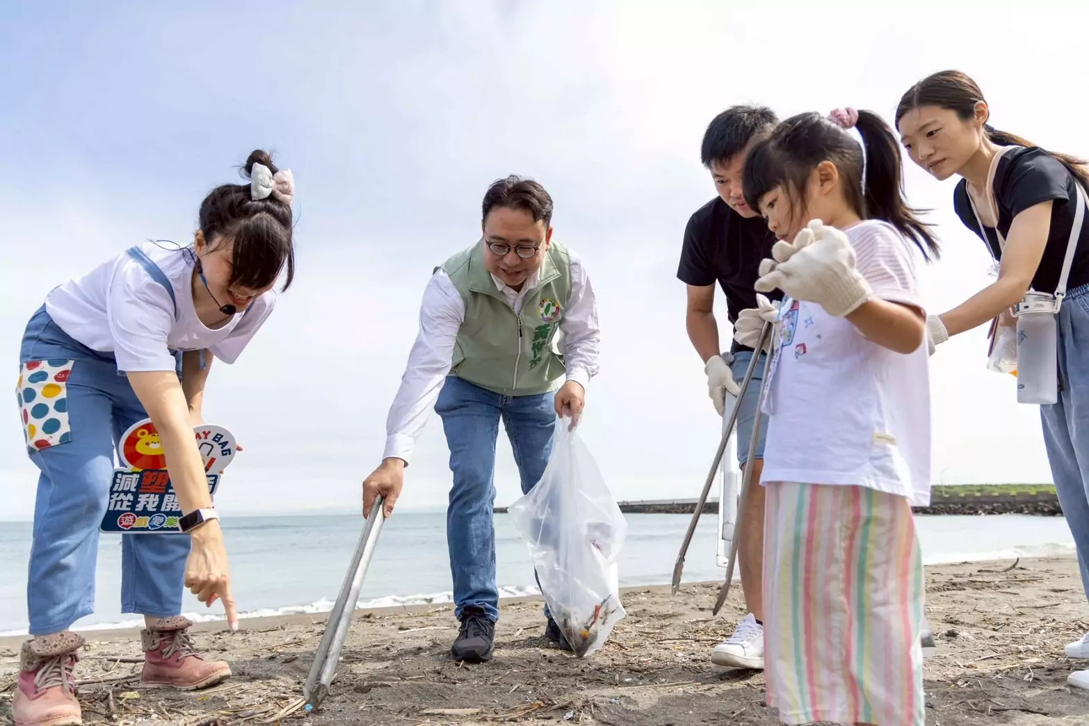 前進竹圍漁港淨灘!黃世杰拋勞工政策:未來讓我來照顧大家 前進竹圍漁港淨灘!黃世杰拋勞工政策:未來讓我來照顧大家