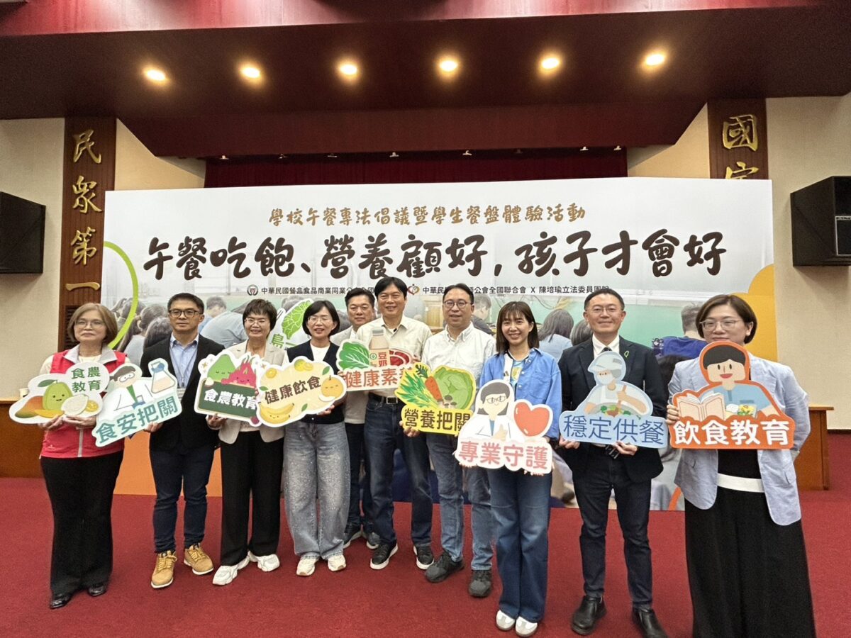 黃世杰吃營養午餐力挺專法 承諾當選市長將推食農教育 S 177603387 0
